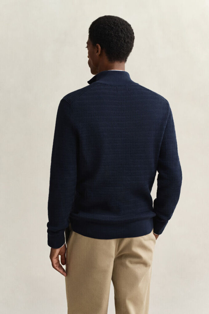 Camisola de malha com mini-tranças e meio fecho