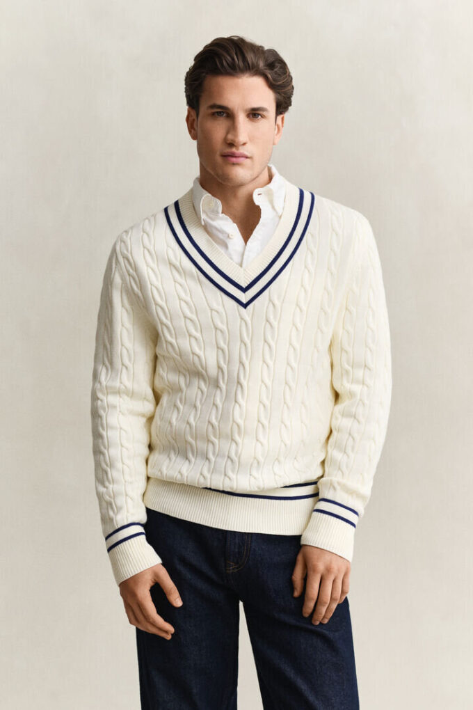 Camisola de malha trançada com decote em V