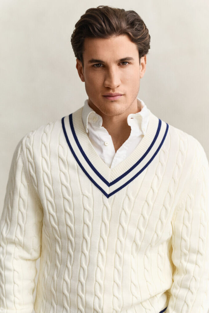 Camisola de malha trançada com decote em V