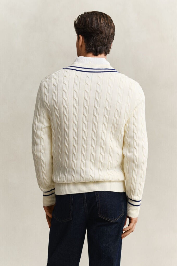 Camisola de malha trançada com decote em V