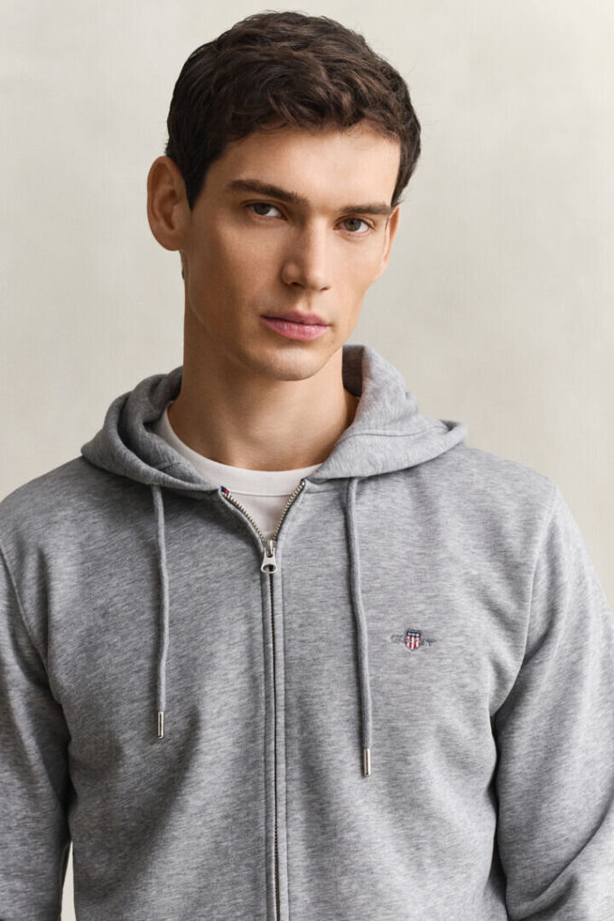 Hoodie com fecho e escudo