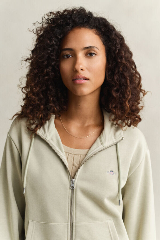 Hoodie com fecho e escudo