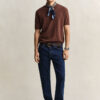 Jeans de corte regular com lavagem limpa