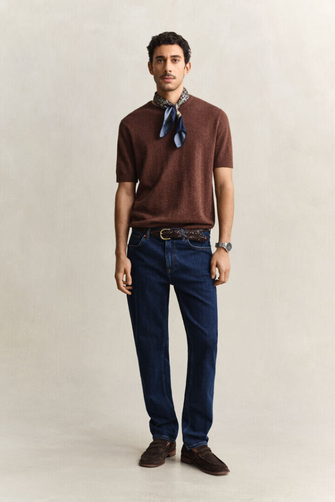 Jeans de corte regular com lavagem limpa