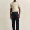 Jeans de corte regular com lavagem limpa