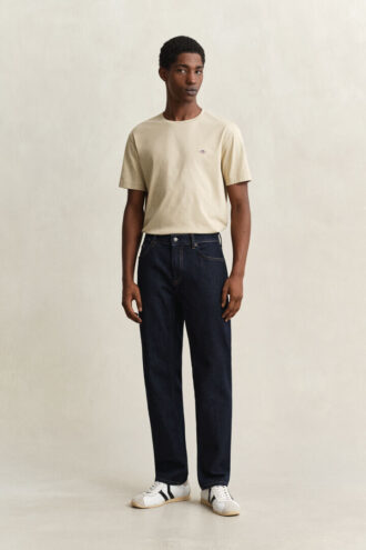 Jeans de corte regular com lavagem limpa