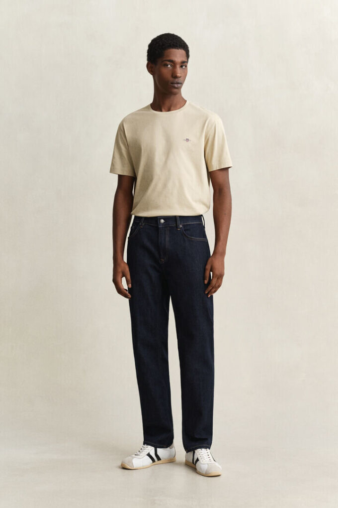 Jeans de corte regular com lavagem limpa