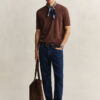 Jeans de corte regular com lavagem limpa
