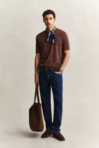 Jeans de corte regular com lavagem limpa