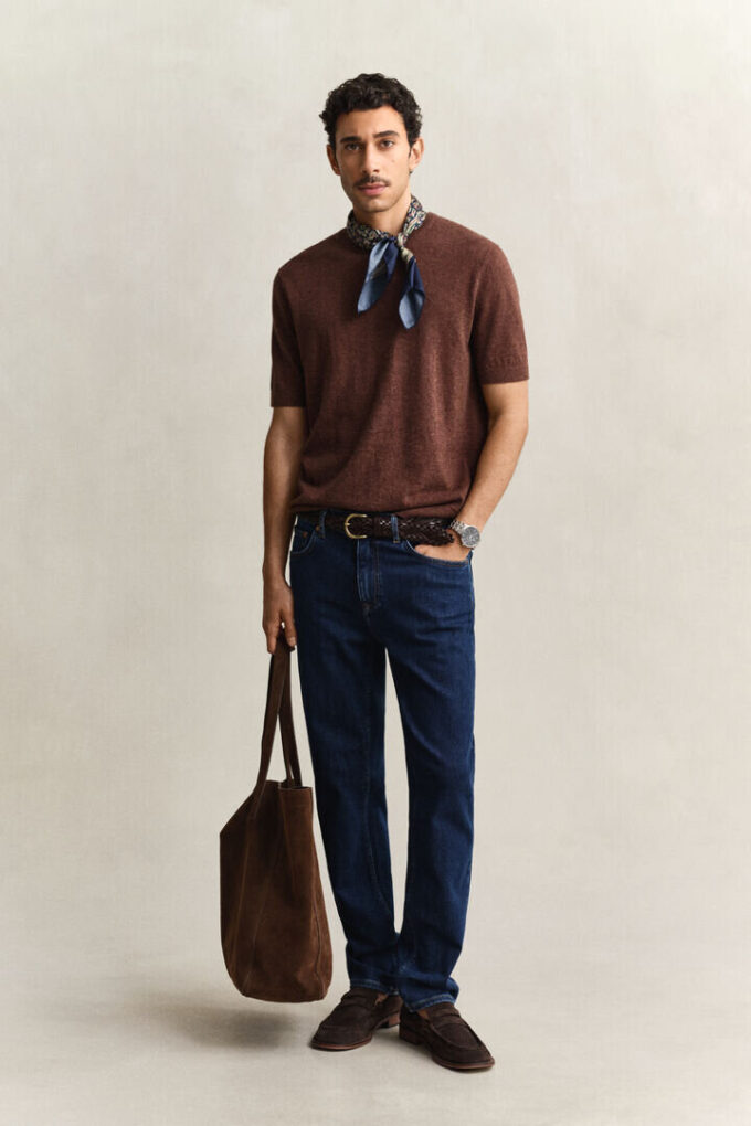 Jeans de corte regular com lavagem limpa