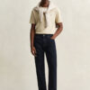 Jeans de corte regular com lavagem limpa