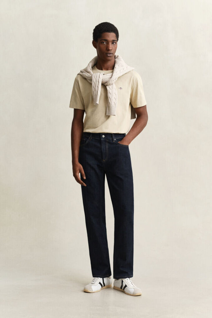 Jeans de corte regular com lavagem limpa