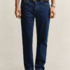 Jeans de corte regular com lavagem limpa