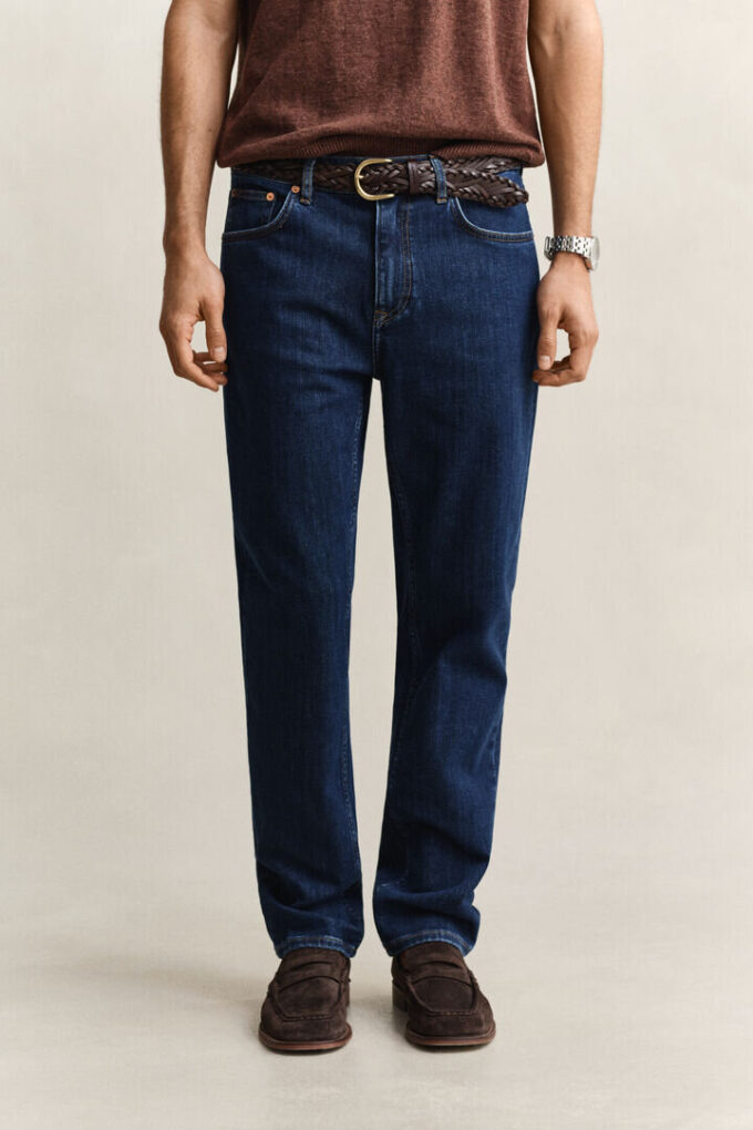Jeans de corte regular com lavagem limpa