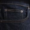 Jeans de corte regular com lavagem limpa