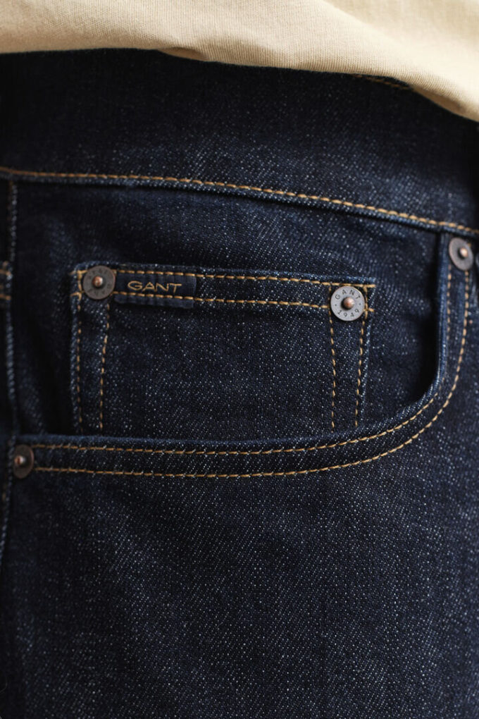 Jeans de corte regular com lavagem limpa