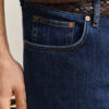 Jeans de corte regular com lavagem limpa