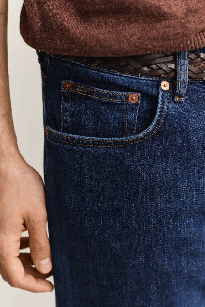 Jeans de corte regular com lavagem limpa