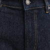 Jeans de corte regular com lavagem limpa