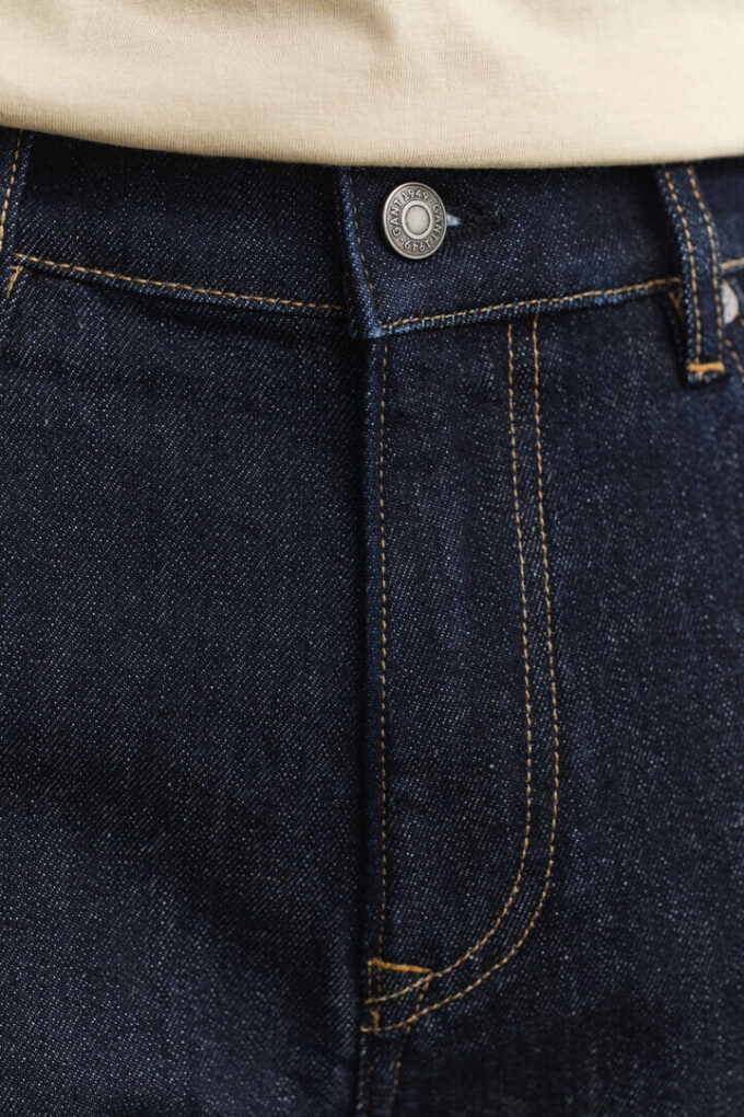 Jeans de corte regular com lavagem limpa