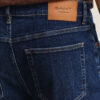 Jeans de corte regular com lavagem limpa