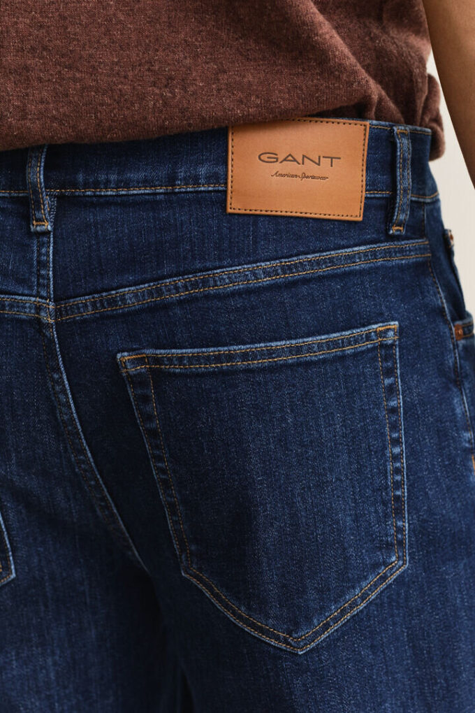 Jeans de corte regular com lavagem limpa