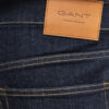 Jeans de corte regular com lavagem limpa