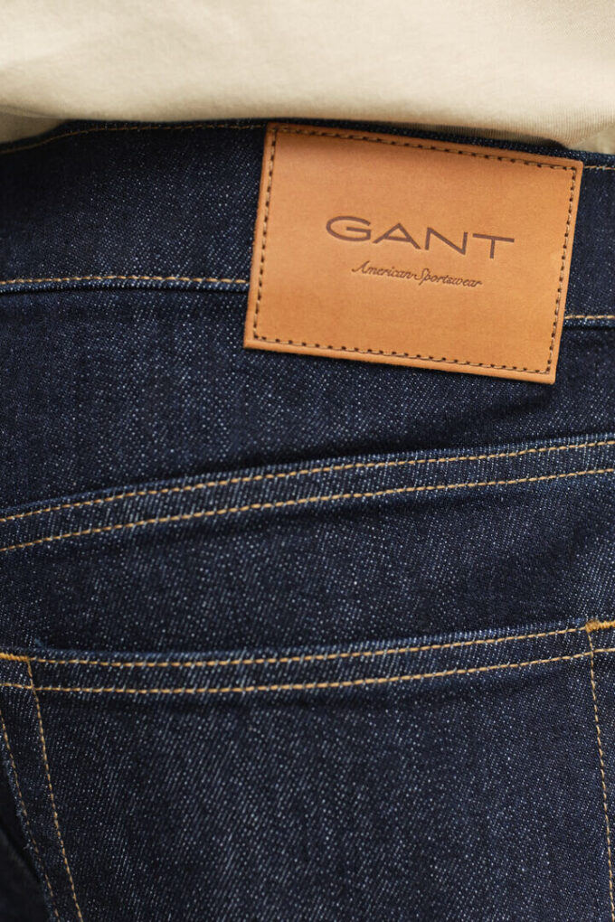 Jeans de corte regular com lavagem limpa