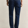 Jeans de corte regular com lavagem limpa