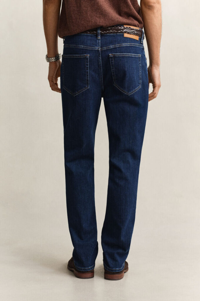 Jeans de corte regular com lavagem limpa