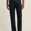 Jeans de corte regular com lavagem limpa