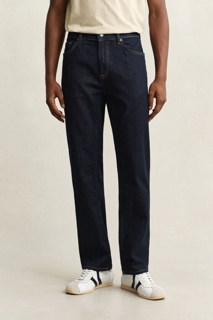 Jeans de corte regular com lavagem limpa