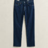 Jeans de corte regular com lavagem limpa