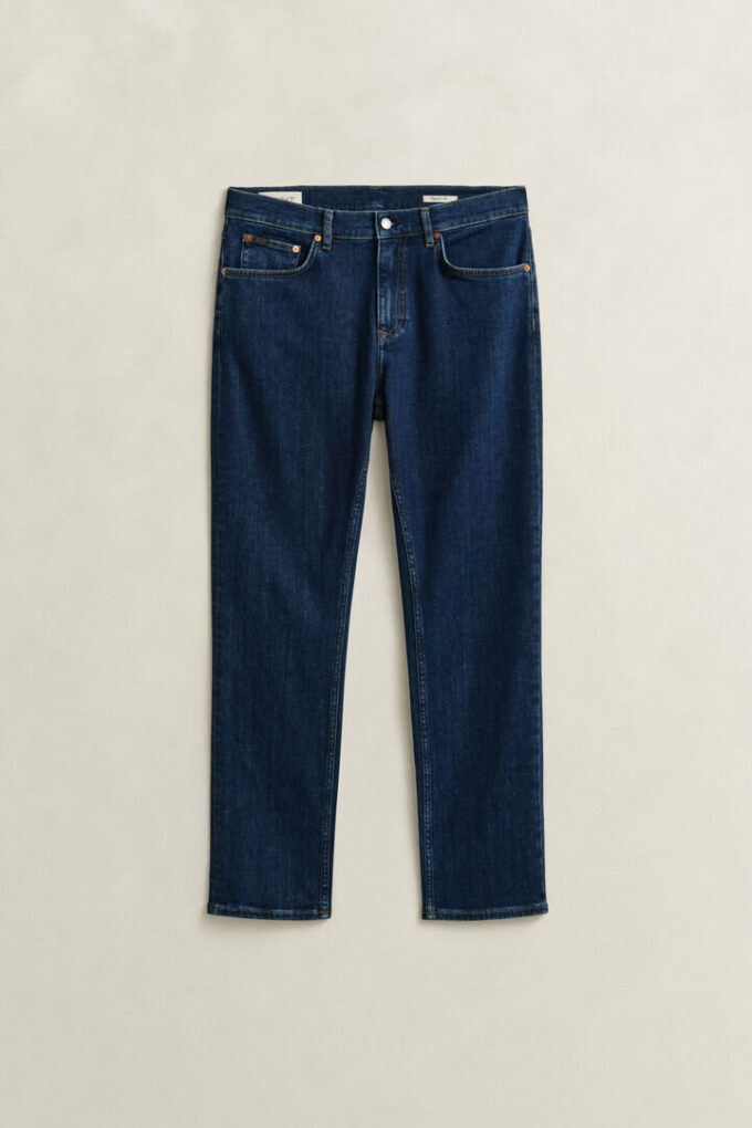 Jeans de corte regular com lavagem limpa