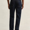 Jeans de corte regular com lavagem limpa