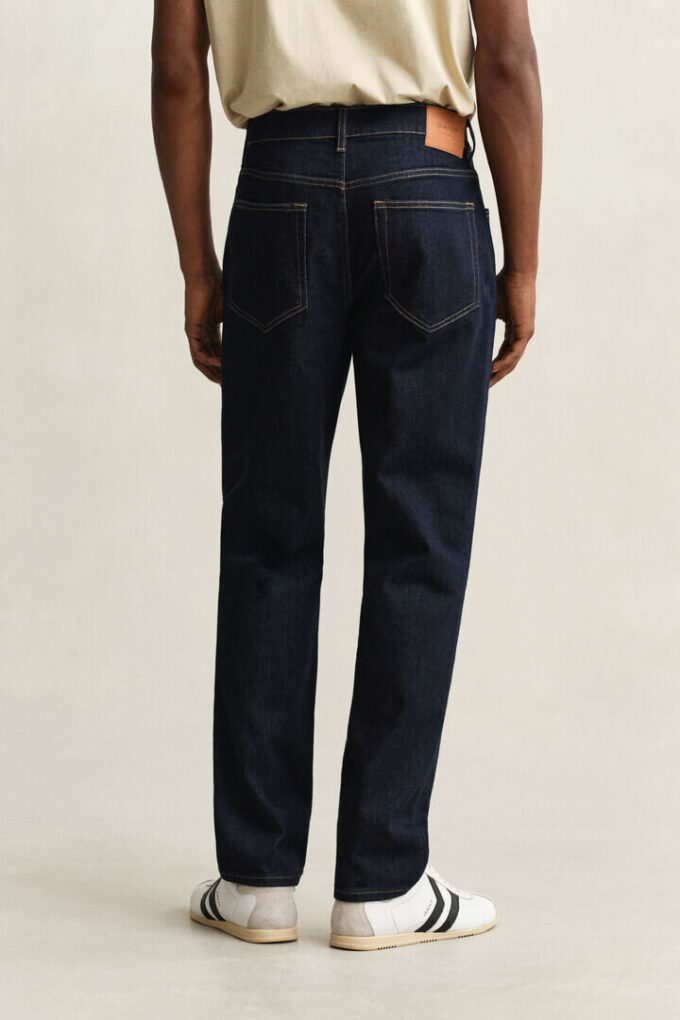 Jeans de corte regular com lavagem limpa