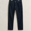 Jeans de corte regular com lavagem limpa