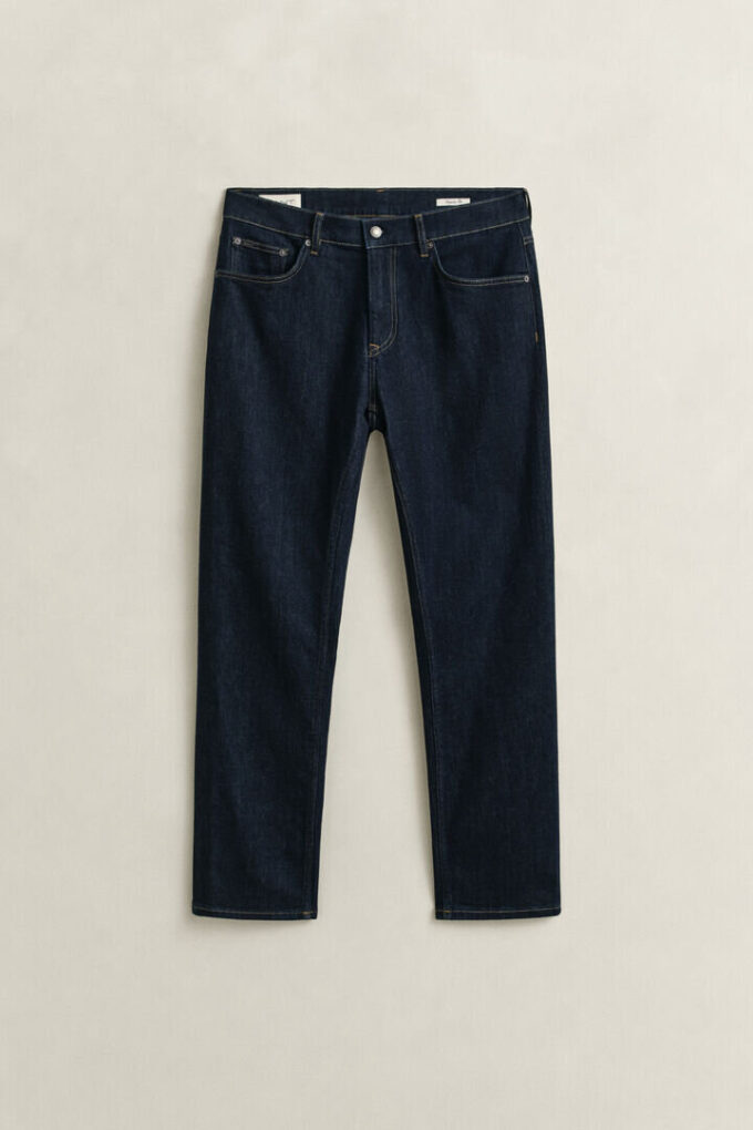 Jeans de corte regular com lavagem limpa