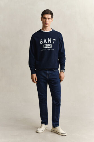 Jeans slim fit com lavagem limpa