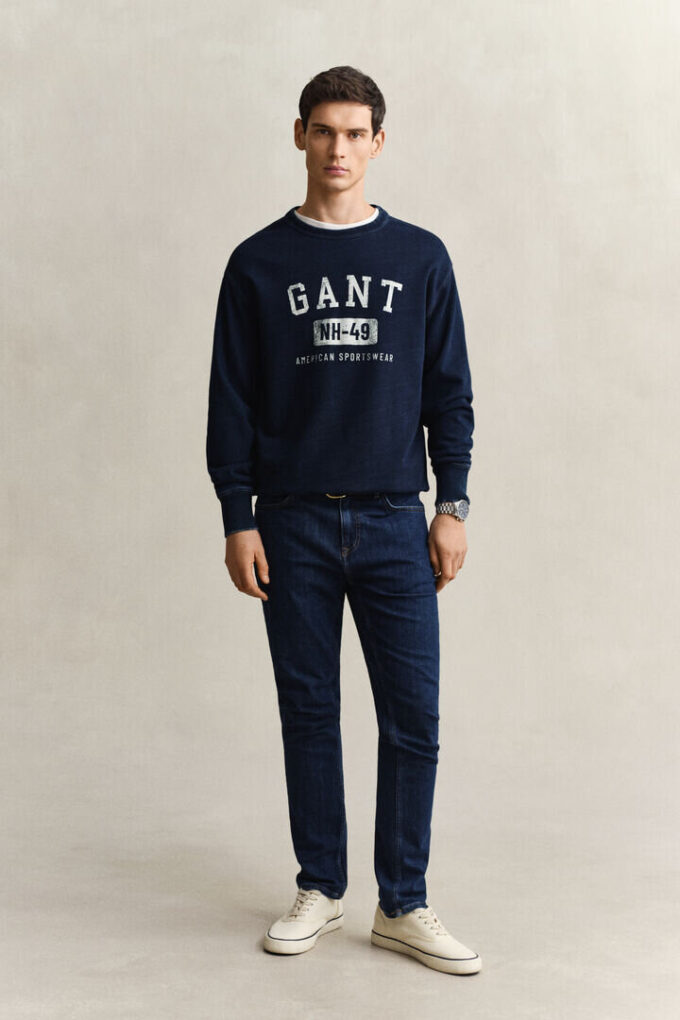 Jeans slim fit com lavagem limpa