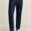 Jeans slim fit com lavagem limpa