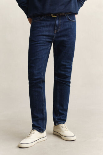 Jeans slim fit com lavagem limpa