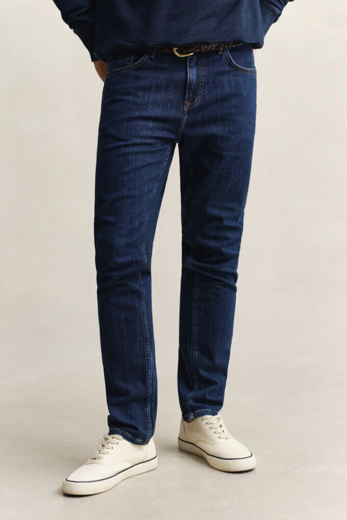 Jeans slim fit com lavagem limpa