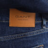 Jeans slim fit com lavagem limpa