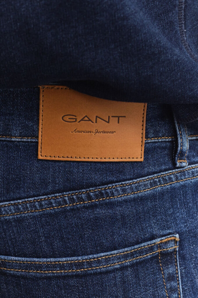 Jeans slim fit com lavagem limpa