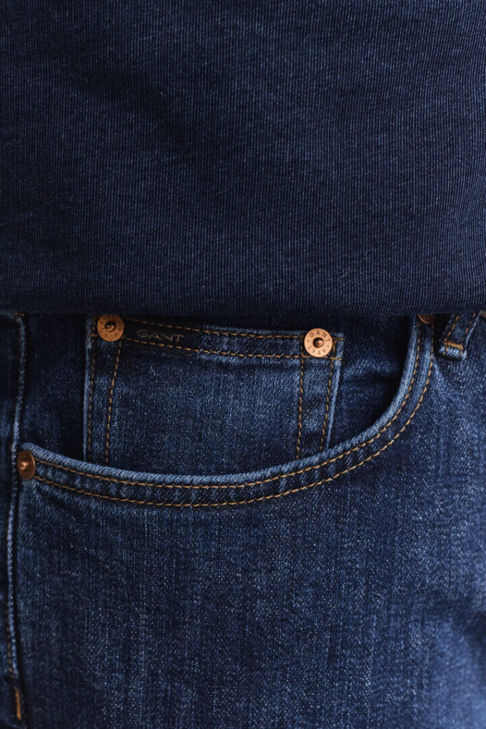Jeans slim fit com lavagem limpa