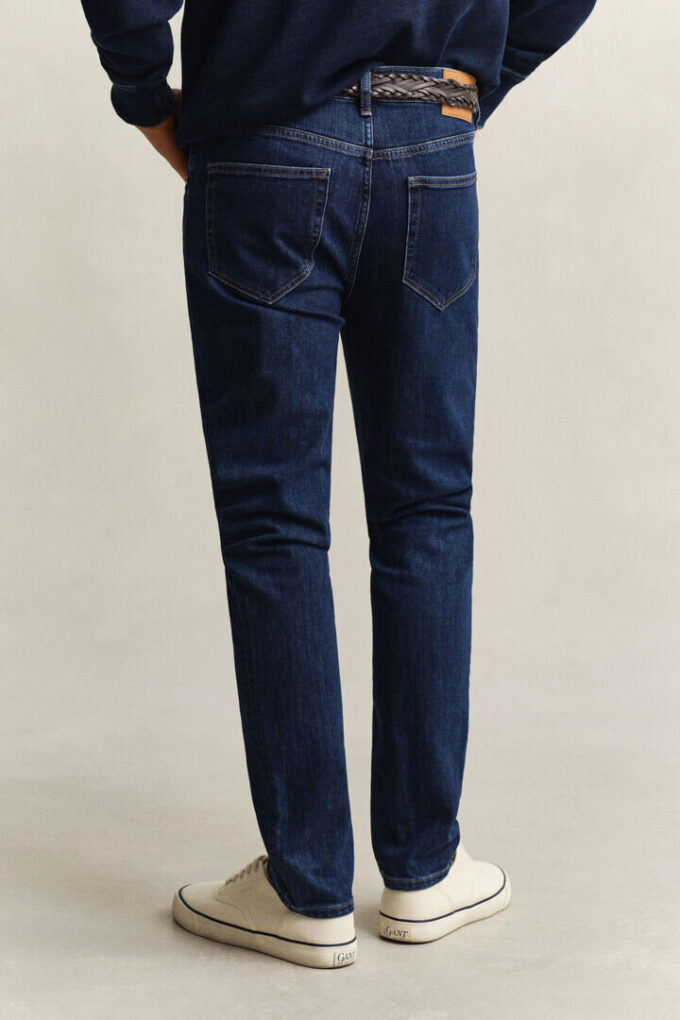 Jeans slim fit com lavagem limpa