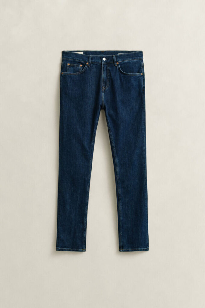 Jeans slim fit com lavagem limpa