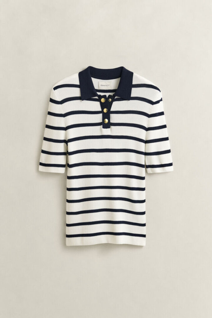 Polo de malha às riscas