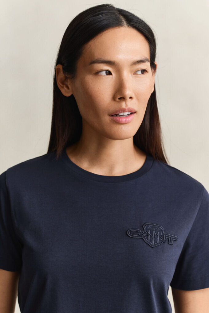 T-shirt com emblema tonal